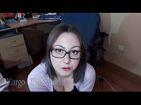 ❤️ Seksīga meitene ar brillēm sūc dildo dziļi kamerā ❤️ Porno pie mums ❤
