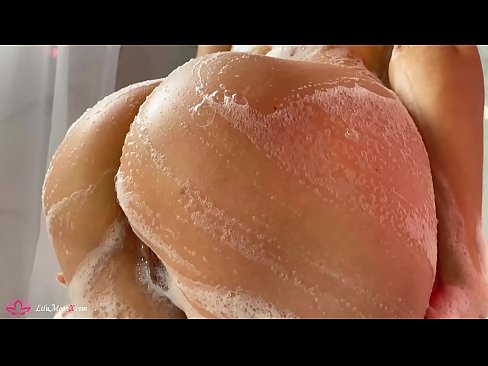 ❤️ Brunete masturbē makstiņu ar vibratoru līdz intensīvam orgasmam dušā ❤️ Porno pie mums ❤