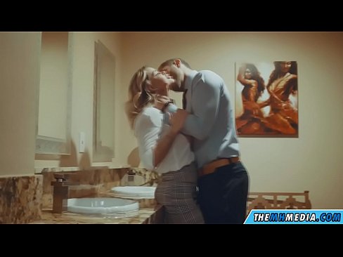 ❤️ Kad krūtiska blondīne pavedina tevi publiskā tualetē ❤️ Porno pie mums ❤